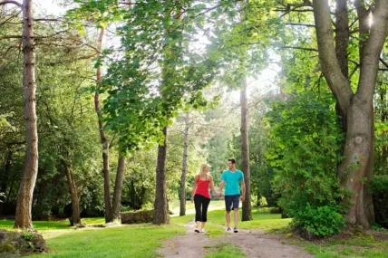 A couple walking through Queen’s Royal Park in Niagara-on-the-Lake.