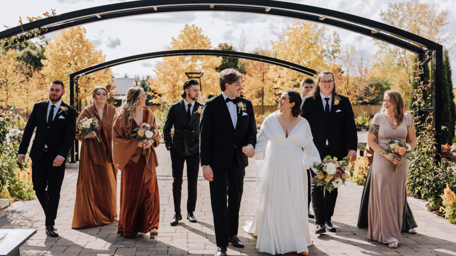 A wedding party in The Gardens at Pillar and Post in Niagara