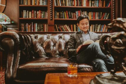 A meeting attendee enjoying the library in the Queen’s Landing hotel.